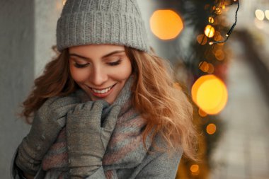 Mutlu moda güzel genç kız güzel gülümseme styl