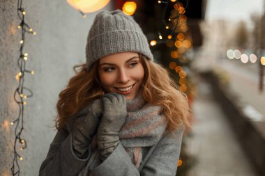 Triko c olarak mükemmel bir gülümseme ile mutlu güzel genç kız