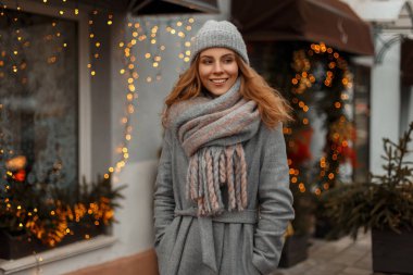 Şık genç güzel kadın moda knitte bir gülümseme