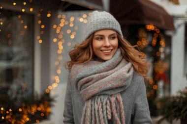 Neşeli mutlu güzel kız ile trendy paltolu bir gülümsemeyle