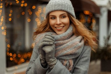 Moda güzel mutlu kadın Triko Kumaş bir gülümseme