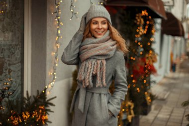 Mutlu genç güzel kadın ile bir moda trendy gri paltolu