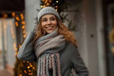 Vinta içinde bir güzel genç gülümsemek kadın sihirli mutlu portre