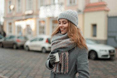 Mutlu kız ile şık bir coa şık bir örgü şapka