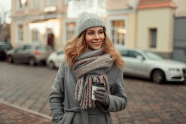 Mutlu genç güzel moda kadın ile şık ceket