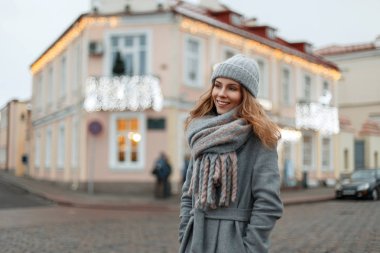 Trendy bir vintage gra bir gülümseme mutlu güzel bir genç kadın