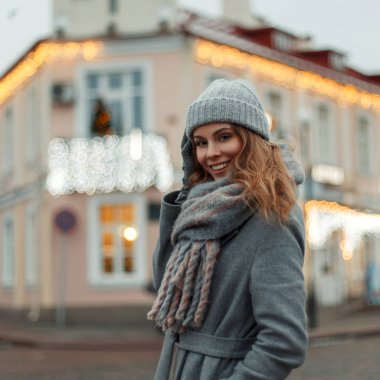 Moda güzel kız bir vintage gri ceket w bir gülümseme