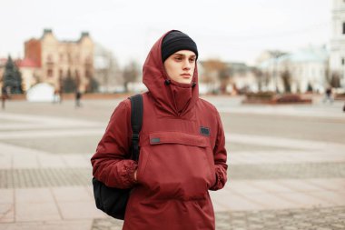 bir bl kırmızı popüler ceketle yakışıklı genç turist adam