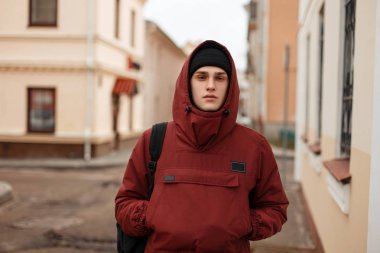 şık şık ceket siyah şapkalı bir genç adam ve bir