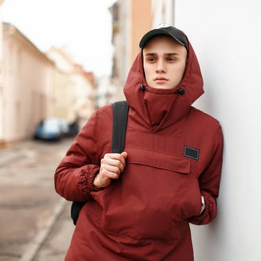 C ile moda kırmızı spor ceketli şık yakışıklı adamı