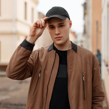 şık yakışıklı ile a vintage ceket siyah kap ve ba