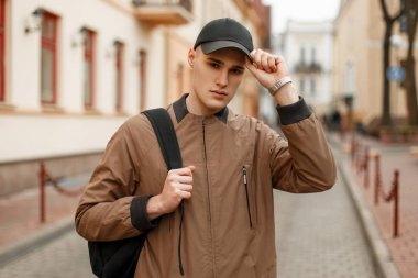 Genç Moda yakışıklı bir şık vintage ceket ile bir 