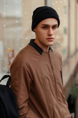 bir moda vintage ceket siyah şapka sit ile şık delikanlı