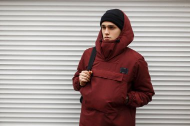 yakışıklı model adam ile bir kukuleta ile sıcak moda ceket