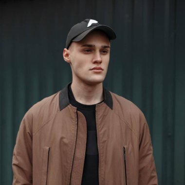 Genç ceket bir adam, bir moda şık bir kap ile portresi 