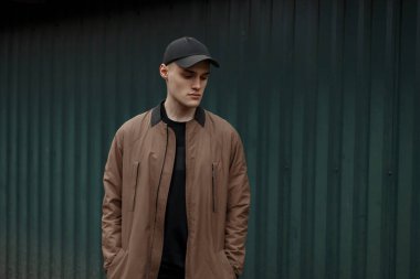 Yakışıklı model adam bir moda vintage ceket ve şık cap n