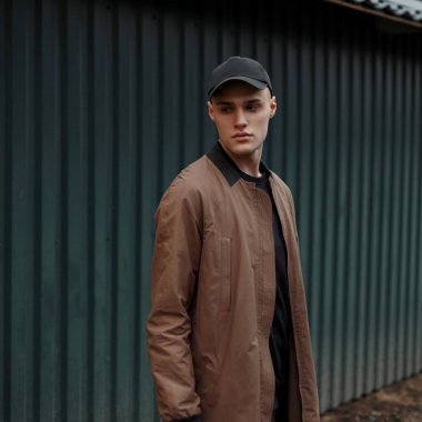 bir bahar moda şık genç adam bir kap ayakta n ile kat