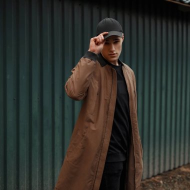 Yakışıklı genç bir moda ceket sokak ne bir kap ile