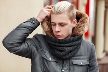 Trendy sıcak kış jacke bir saç modeli ile şık yakışıklı adam