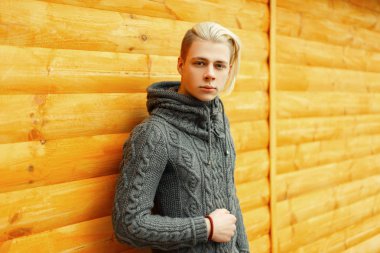 Swea şık yakışıklı delikanlı bir moda bir saç kesimi ile örgü