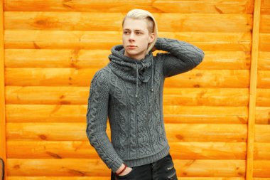 Bir moda vinta bir saç kesimi ile şık yakışıklı delikanlı