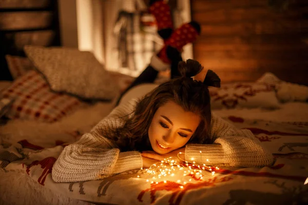 Beautiful young girl in a knitted vintage sweater with festive l — Stock Photo, Image