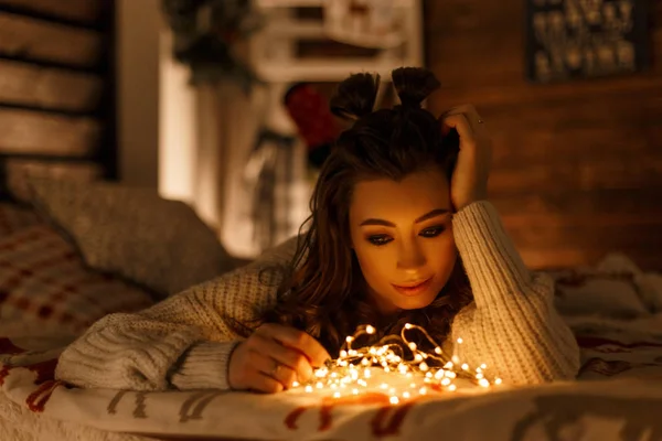 니트 복고풍 땀에서 휴일 빛을 가진 아름 다운 젊은 여자 — 스톡 사진