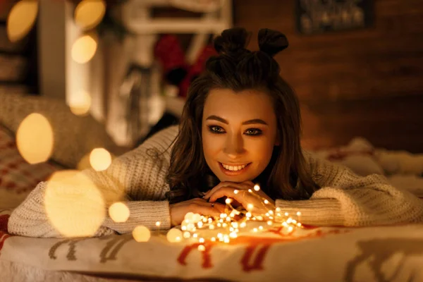 Mujer joven feliz con una sonrisa en un suéter de punto vintage con —  Fotos de Stock