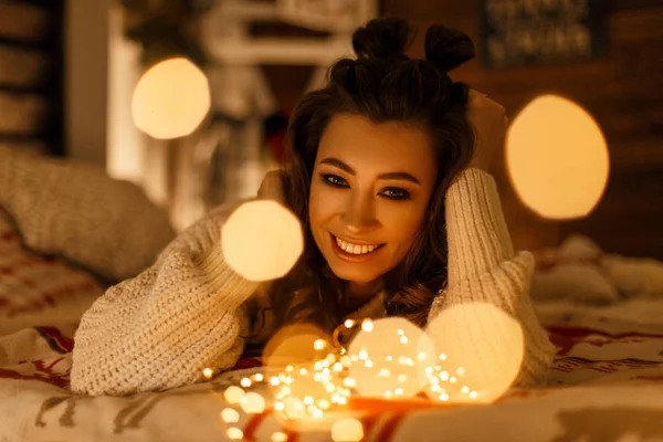 Mujer hermosa feliz en suéter de punto vintage con li festivo —  Fotos de Stock