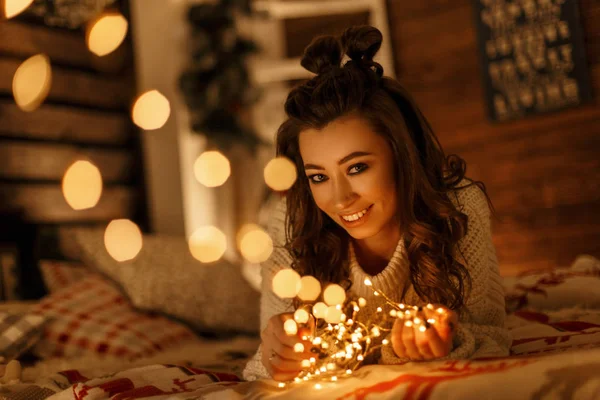 Счастливая красивая молодая женщина с улыбкой в винтажном вязаном свитере — стоковое фото