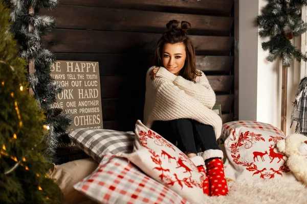 Modelo hermoso de moda de la muchacha en suéter de punto vintage con —  Fotos de Stock