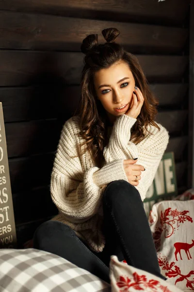 Mujer joven con un corte de pelo en un suéter vintage de punto descansando —  Fotos de Stock