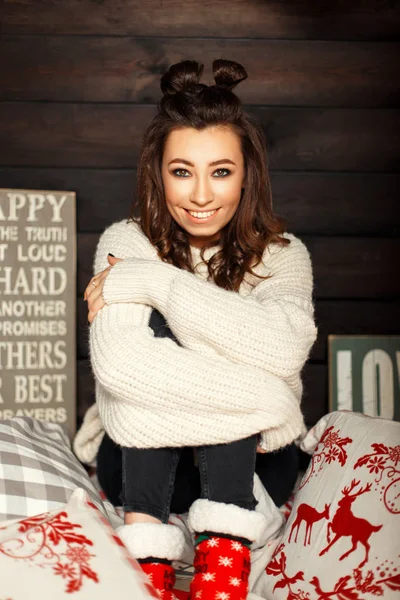 행복 한 재미 젊은 소녀 빈티지 니트 스웨터와 빨간 양말 — 스톡 사진