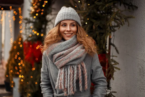 Schöne, glückliche Frau in modischer Strickkleidung mit einem gestrickten Stall — Stockfoto