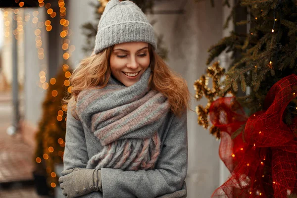 Stijlvol trendy jonge vrouw met een tevreden glimlach in gebreide cl — Stockfoto