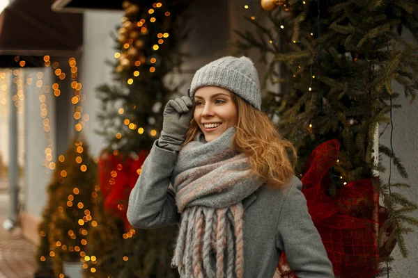 Gelukkig vrij jonge vrouw met een magische glimlach in een mode grijze co — Stockfoto