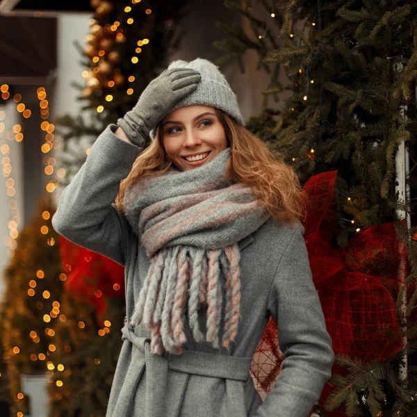 Joven alegre divertida con una sonrisa en un abrigo gris de moda w — Foto de Stock