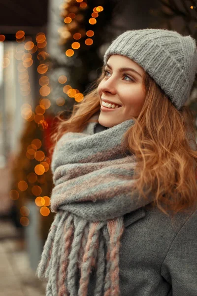 Gelukkig jonge vrouw met een magische glimlach in mode stijlvolle knitwear — Stockfoto