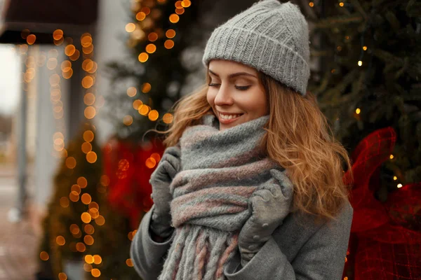 Стильная молодая женщина, улыбающаяся в вязаном модном клоу — стоковое фото
