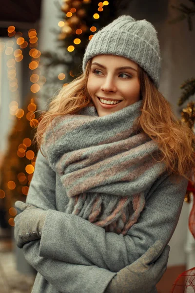 Geweldig mooie jonge gelukkige vrouw met een magische glimlach in knitte — Stockfoto