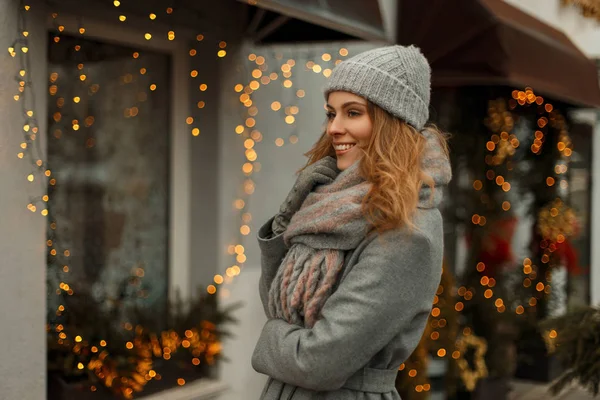 Mooi jong meisje met een zoete glimlach in een trendy grijze wi — Stockfoto