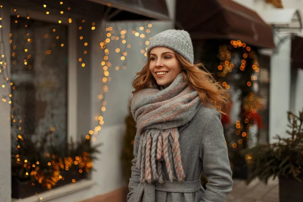 Hermosa chica feliz con una sonrisa mágica en ropa de punto en un — Foto de Stock
