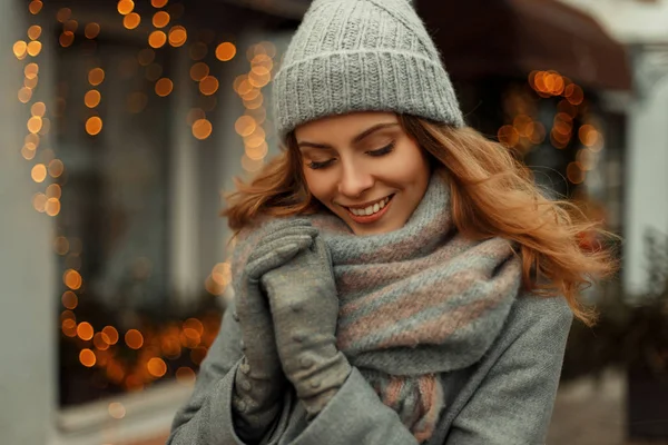 Encantadora hermosa mujer feliz con una sonrisa mágica en un gr de moda — Foto de Stock