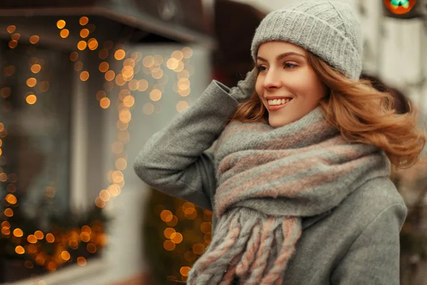 Mooie gelukkig jonge vrouw met een zoete glimlach in modieuze vi — Stockfoto