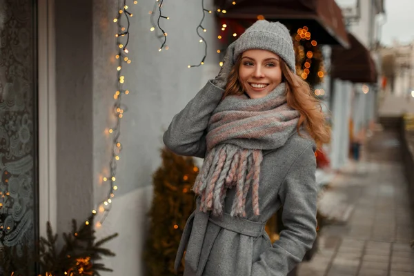 Hermosa chica sonriente joven en ropa de punto de moda ingenio — Foto de Stock