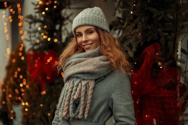 Vacker ung glad modell tjej med ett leende i en snygg grå — Stockfoto