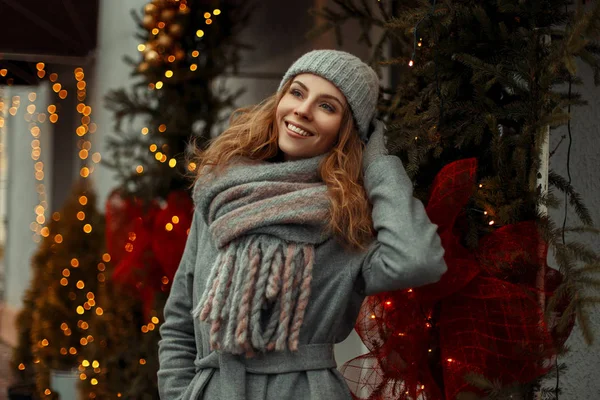 Schöne glückliche Smiley-Mädchen in Vintage-Strickwaren Mode Kleidung — Stockfoto