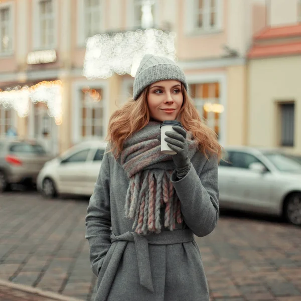 Europese gelukkige vrouw op stijlvolle wijze gebreide kleding met een c — Stockfoto