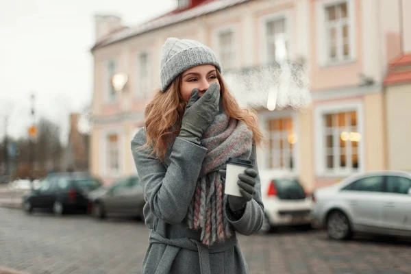 Chica bastante feliz en un abrigo de moda con un sombrero de punto con estilo w —  Fotos de Stock