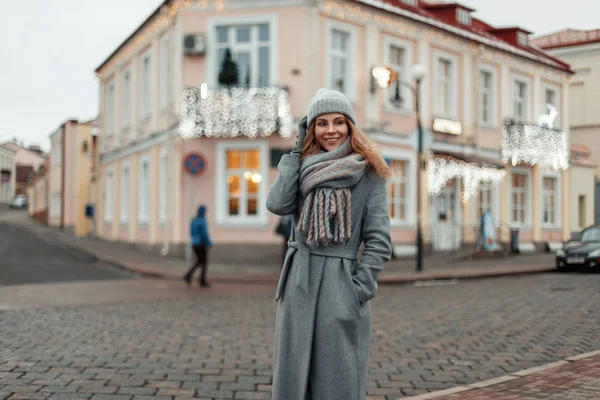 Eleganta fashionabla vackra glad flicka leende i en trendig vin — Stockfoto